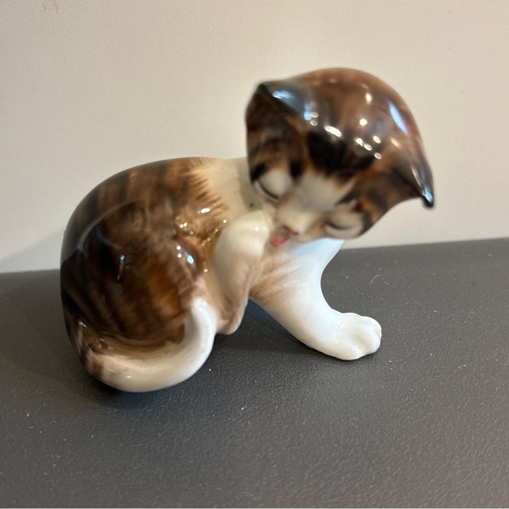 Royal Doulton Bone China Cat Figurine Brown & White Limited Hand Numbered 2580